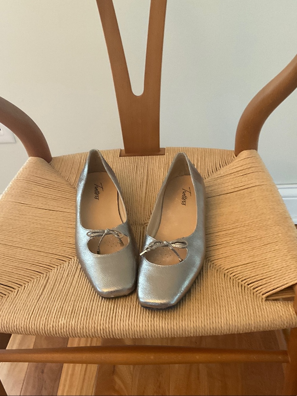 Trotter’s metallic silver flats